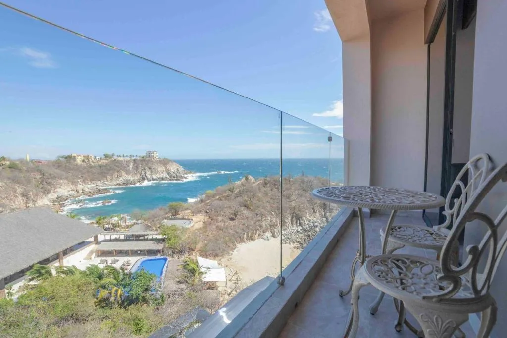 Coral Blue Huatulco: another view
