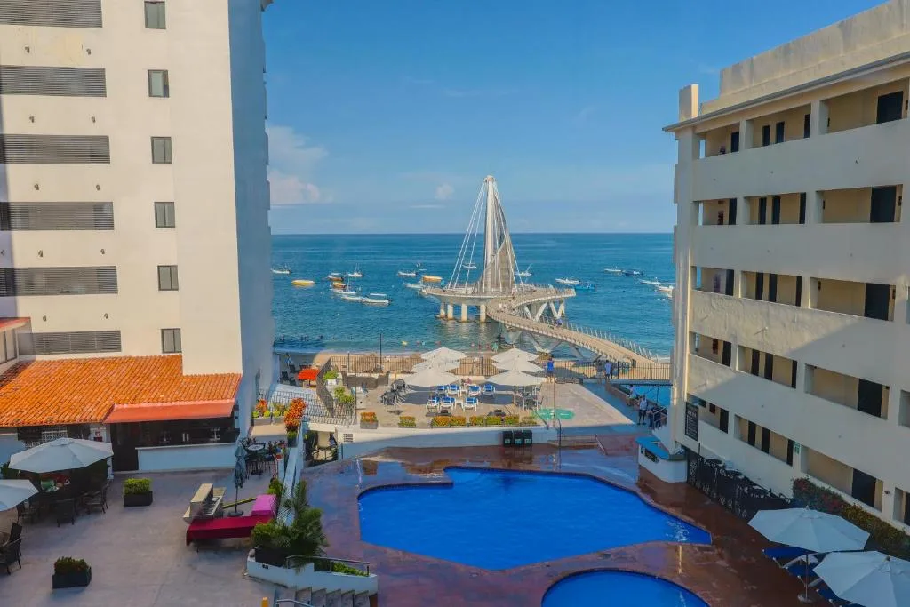 Delfin Beachfront Resort: another view