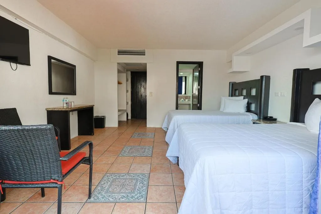 Delfin Beachfront Resort: another view