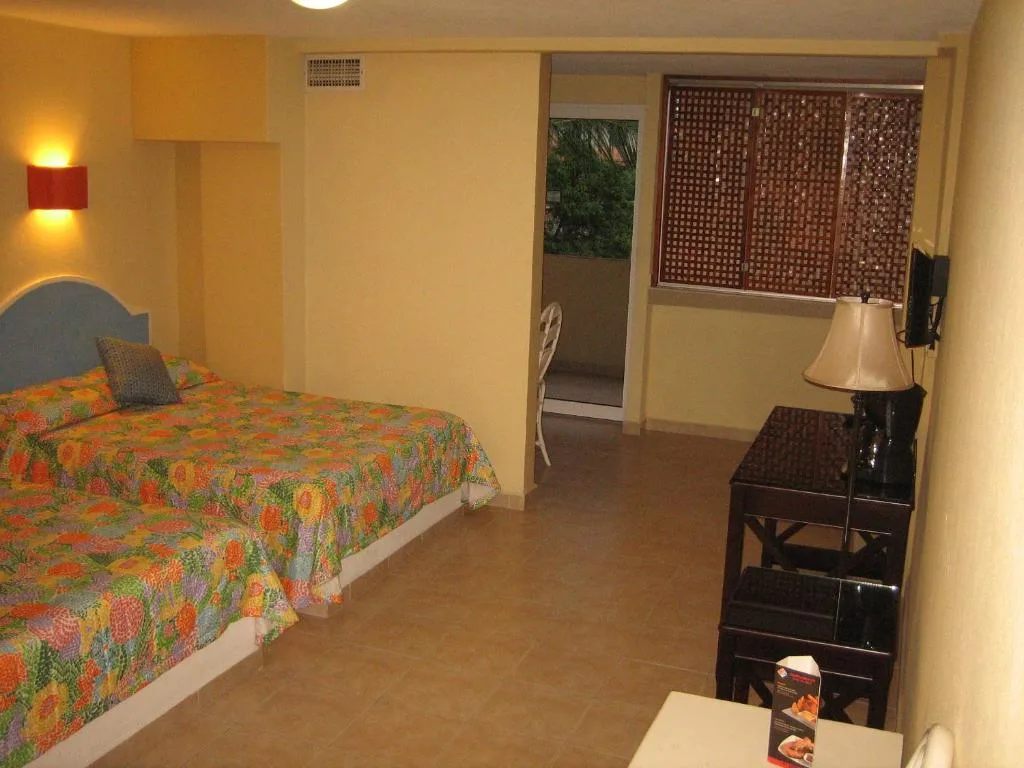 Hotel Delfines Acapulco by NG Hoteles: another view