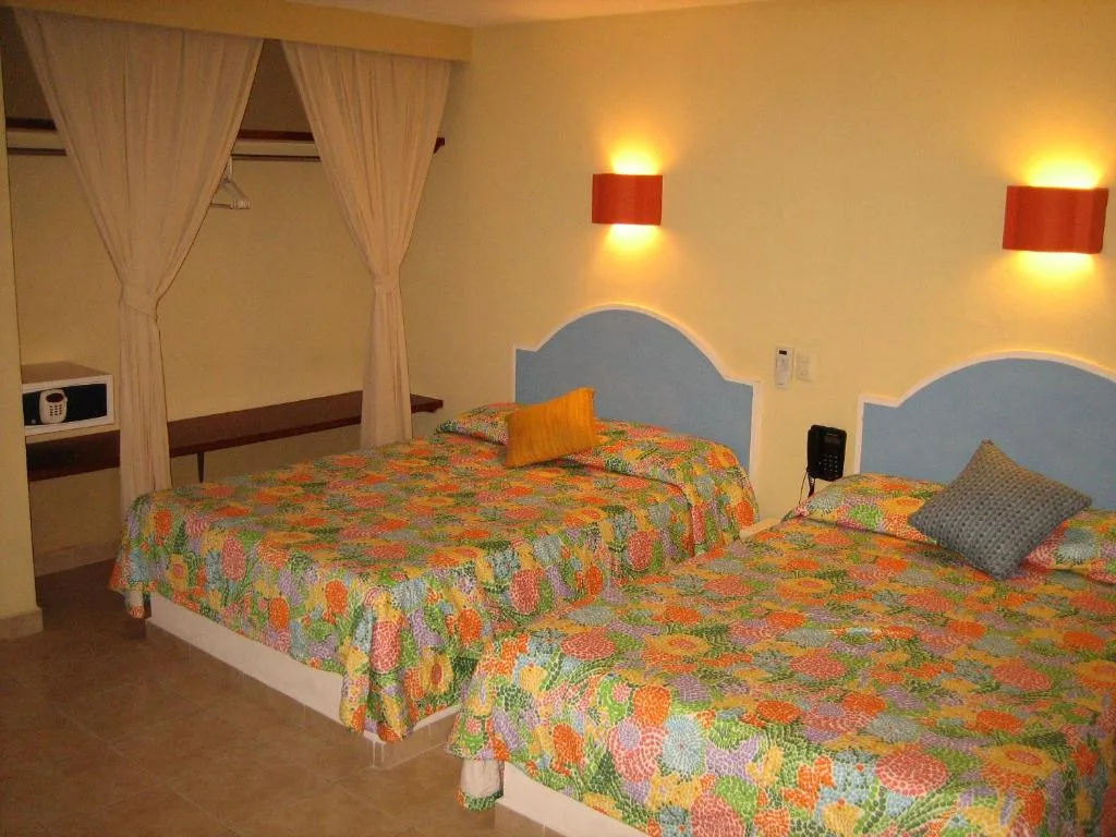 Hotel Delfines Acapulco by NG Hoteles: another view