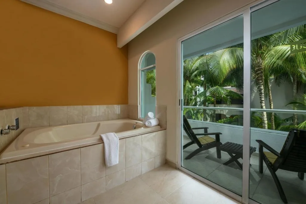 El Dorado Seaside Palms: another view