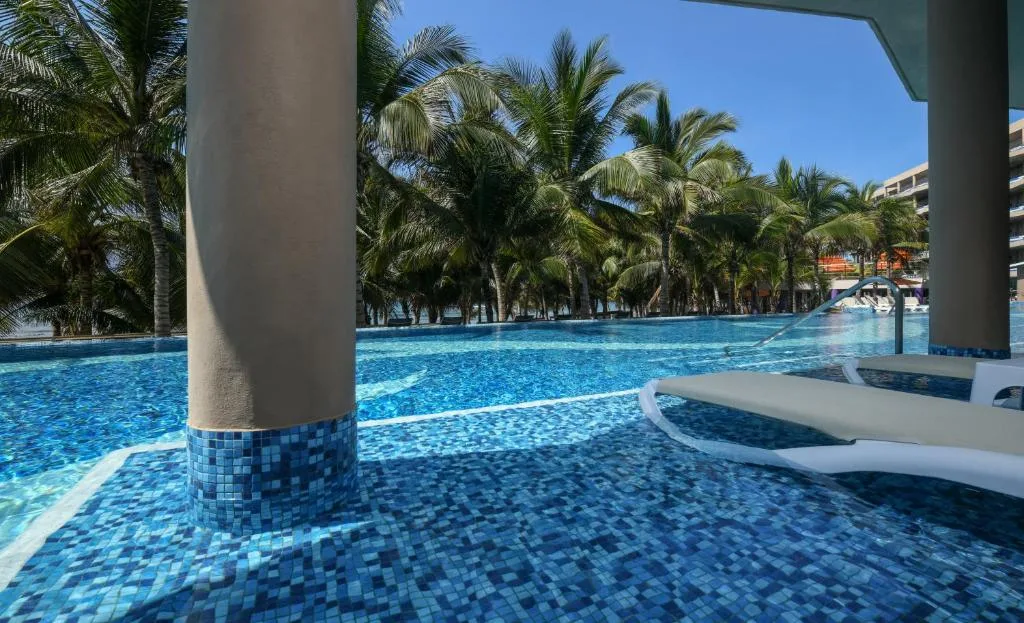 El Dorado Seaside Suites Oceanfront: another view