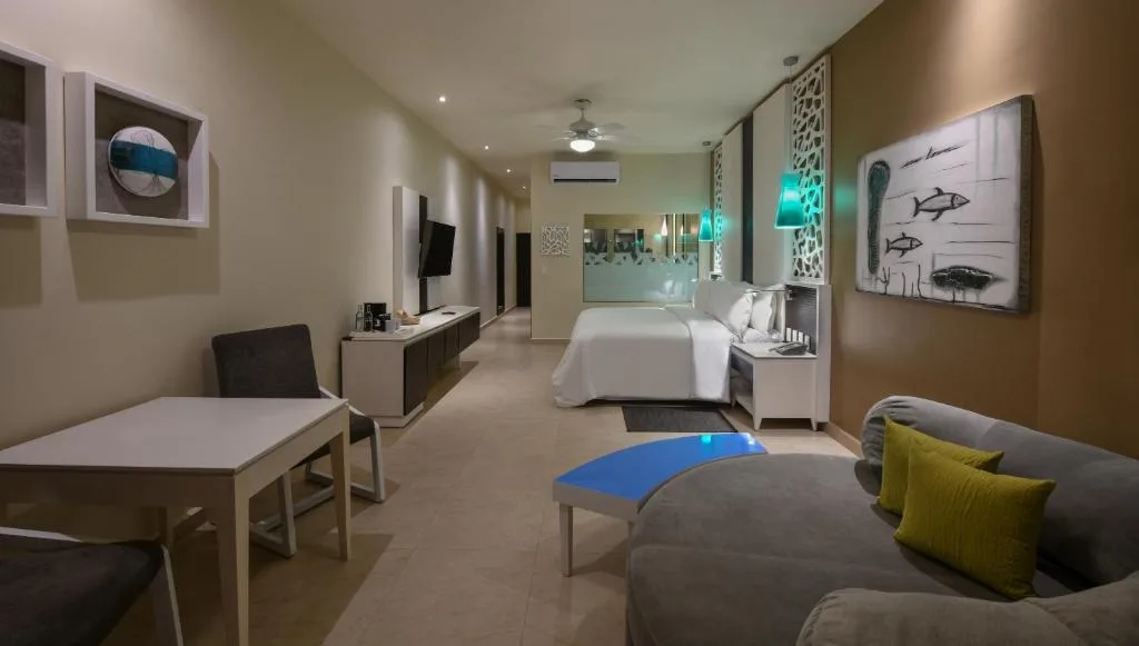 El Dorado Seaside Suites Oceanfront: another view