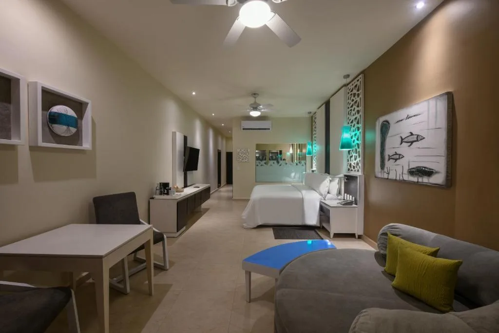 El Dorado Seaside Suites Oceanfront: another view