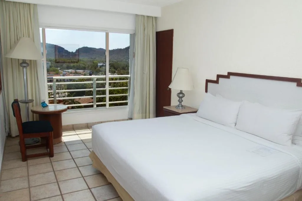 Emporio Ixtapa: another view
