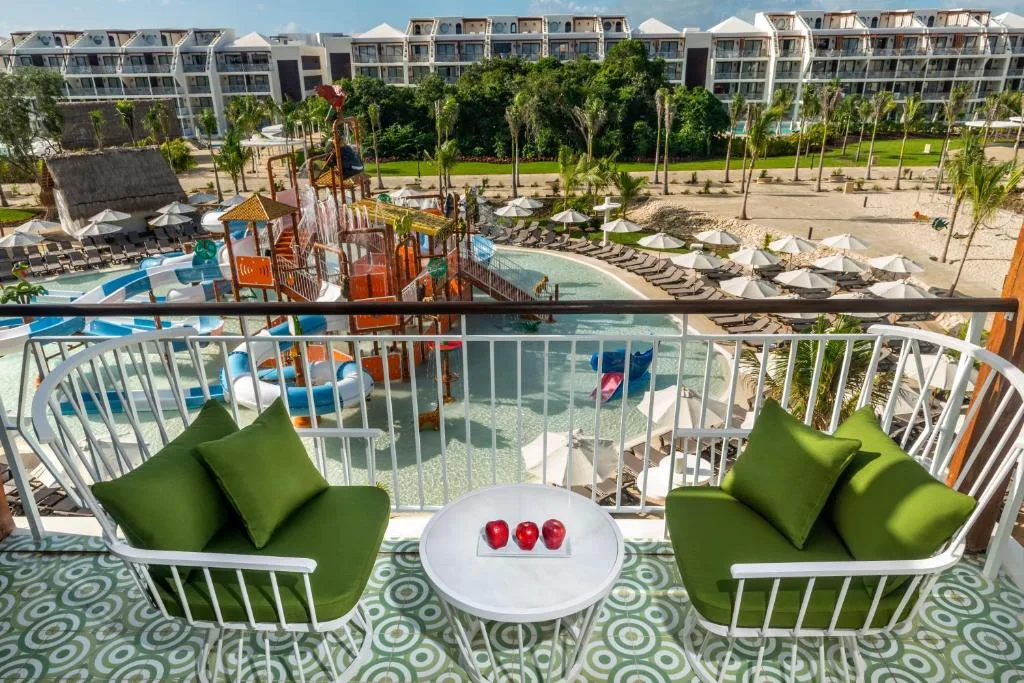 Ocean Riviera Paradise: another view
