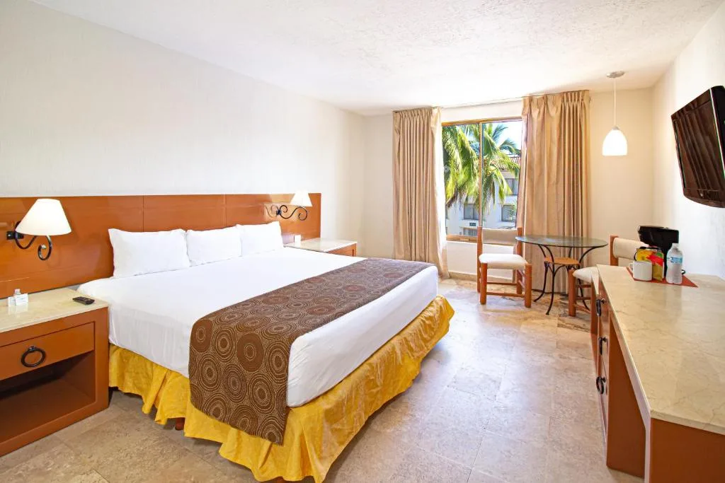 Plaza Pelicanos Club Beach Resort: another view