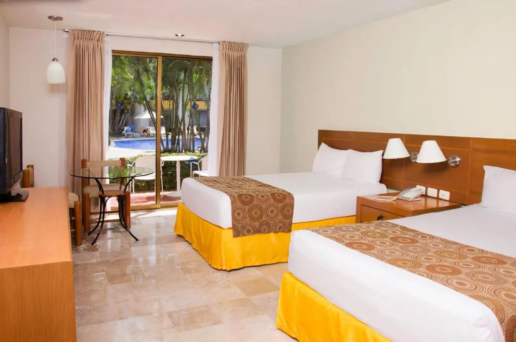 Plaza Pelicanos Club Beach Resort: another view
