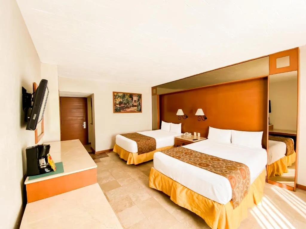 Plaza Pelicanos Club Beach Resort: another view