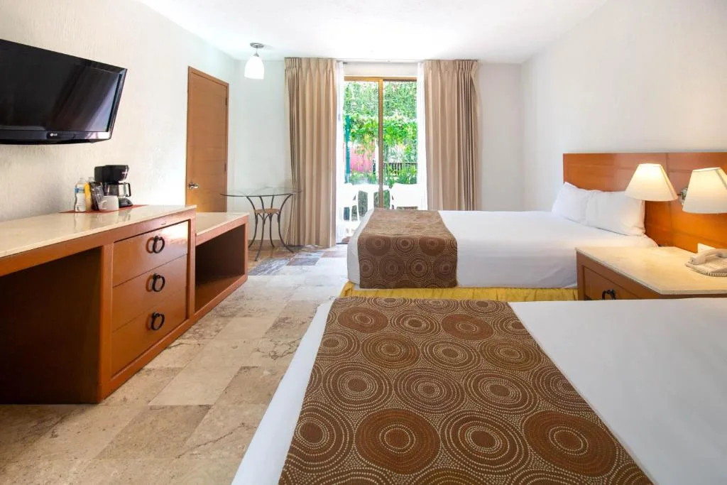 Plaza Pelicanos Club Beach Resort: another view