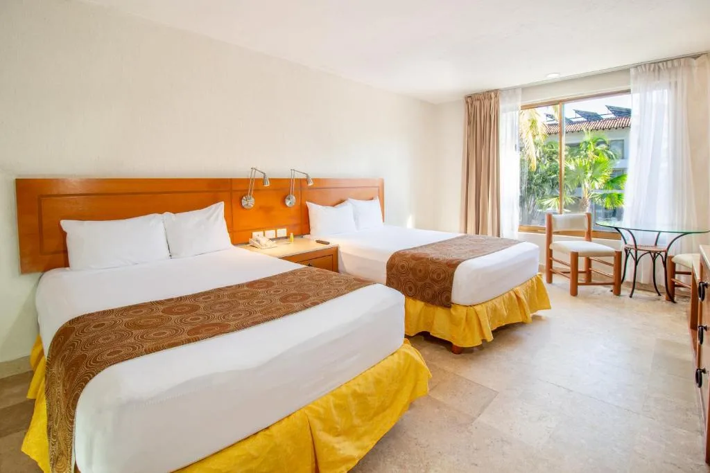 Plaza Pelicanos Club Beach Resort: another view
