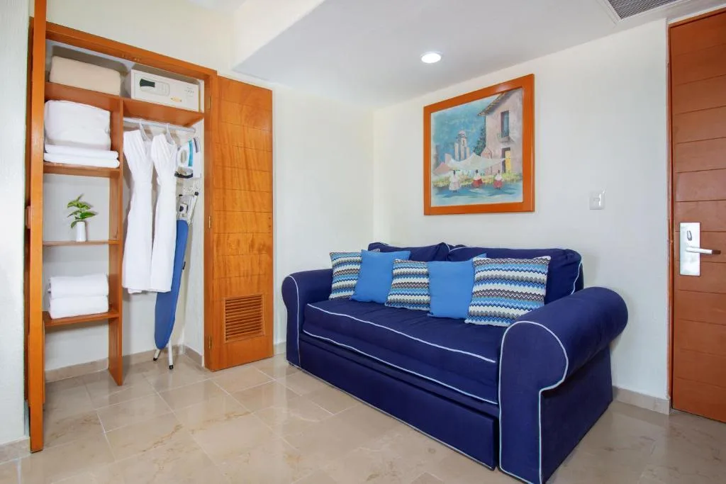 Plaza Pelicanos Grand Beach Resort: another view