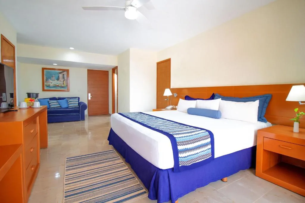 Plaza Pelicanos Grand Beach Resort: another view