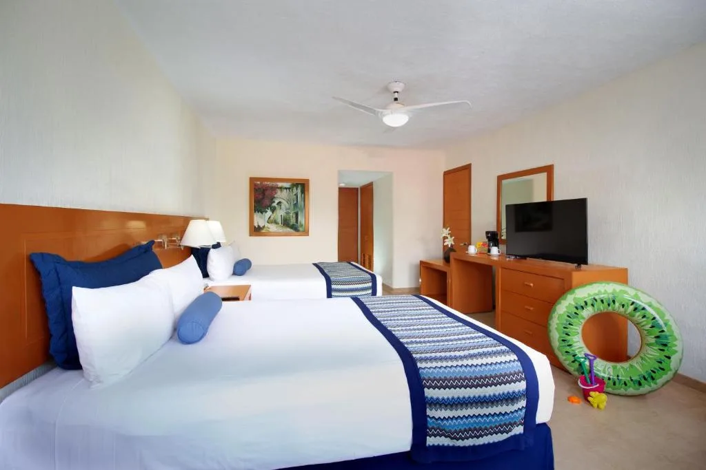 Plaza Pelicanos Grand Beach Resort: another view