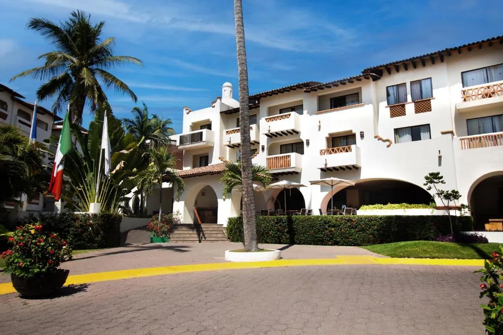 Plaza Pelicanos Grand Beach Resort: another view