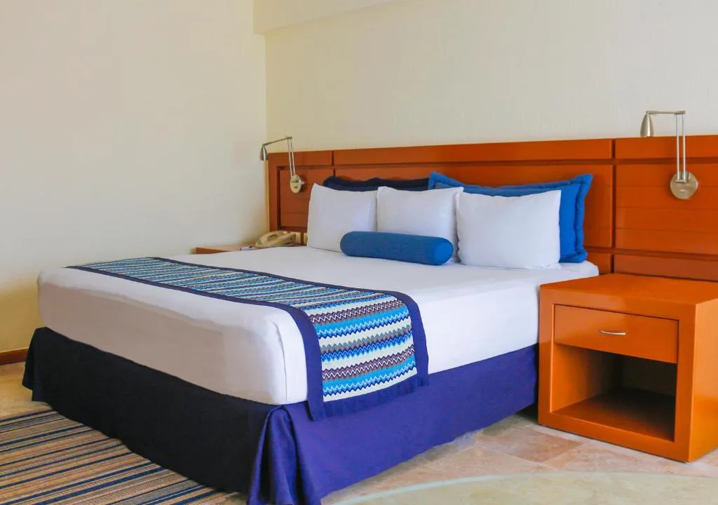 Plaza Pelicanos Grand Beach Resort: another view