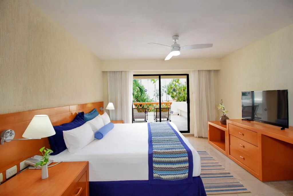 Plaza Pelicanos Grand Beach Resort: another view