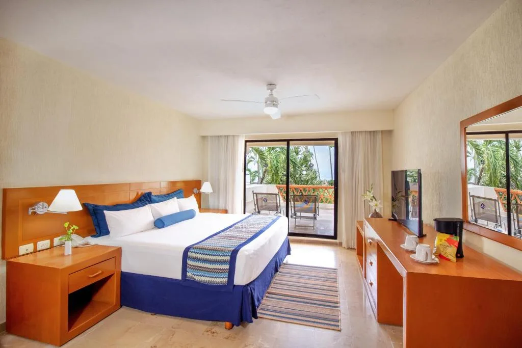 Plaza Pelicanos Grand Beach Resort: another view