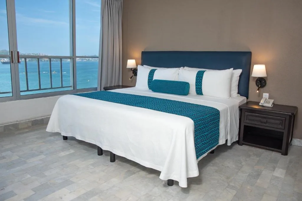 Ritz Acapulco: another view