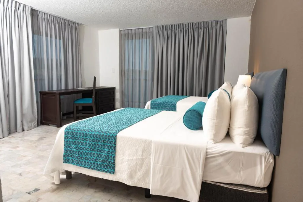 Ritz Acapulco: another view