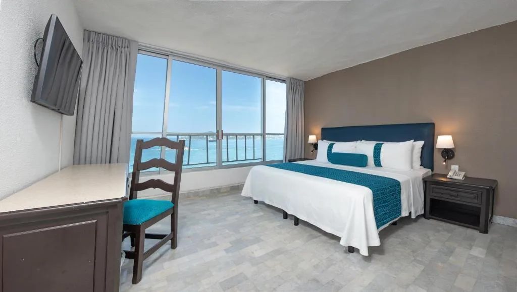 Ritz Acapulco: another view