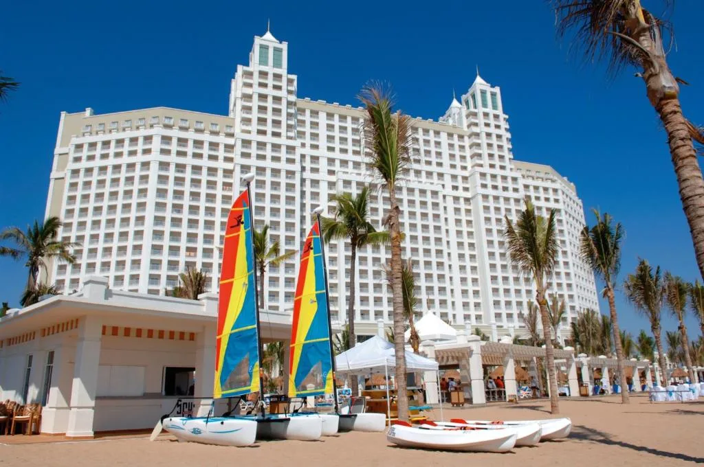 Hotel Riu Emerald Bay: another view