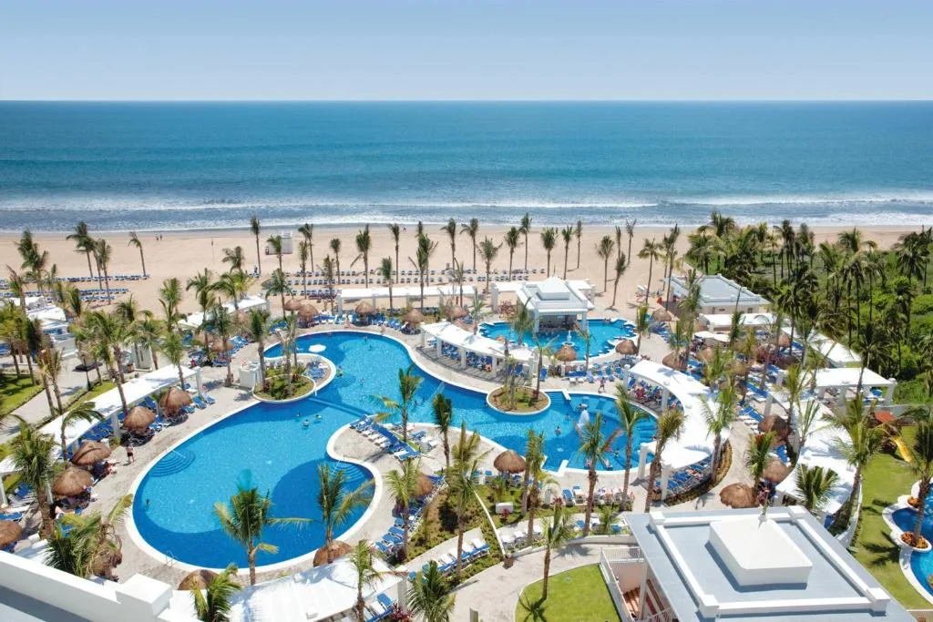 Hotel Riu Emerald Bay: another view