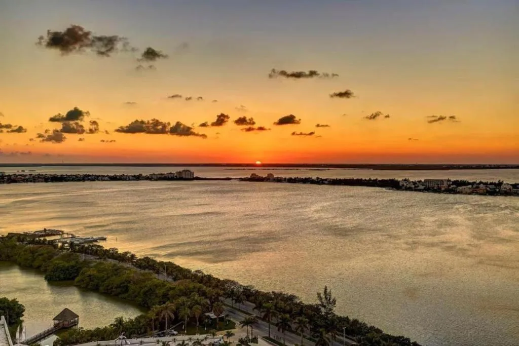 Royalton CHIC Cancun, An Autograph Collection All-Inclusive Resort: another view