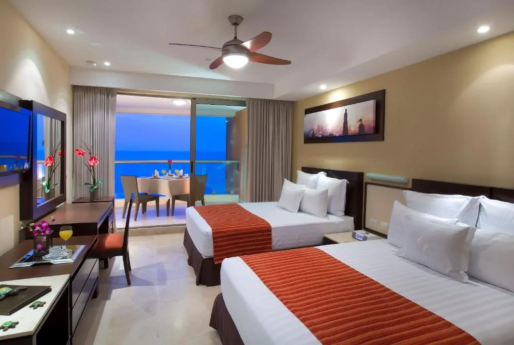 Sunset Plaza Beach Resort Puerto Vallarta: another view