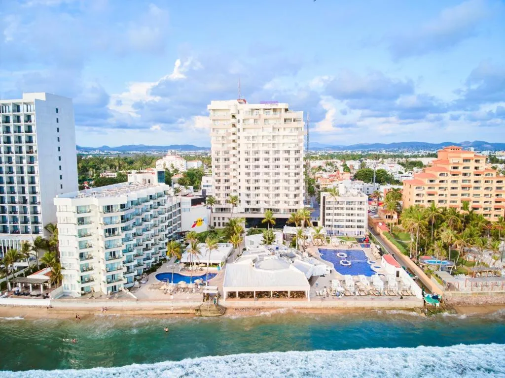 Sunvivia by Fiesta Americana Mazatlán: another view