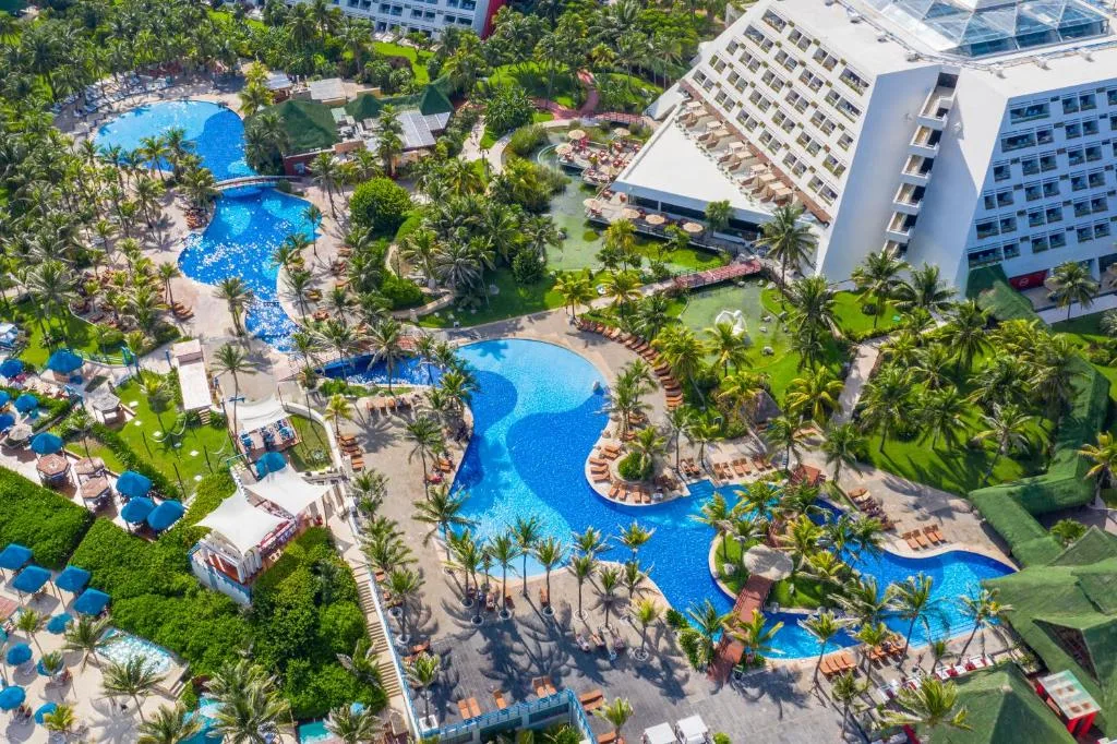 The Pyramid Cancun by Oasis: another view
